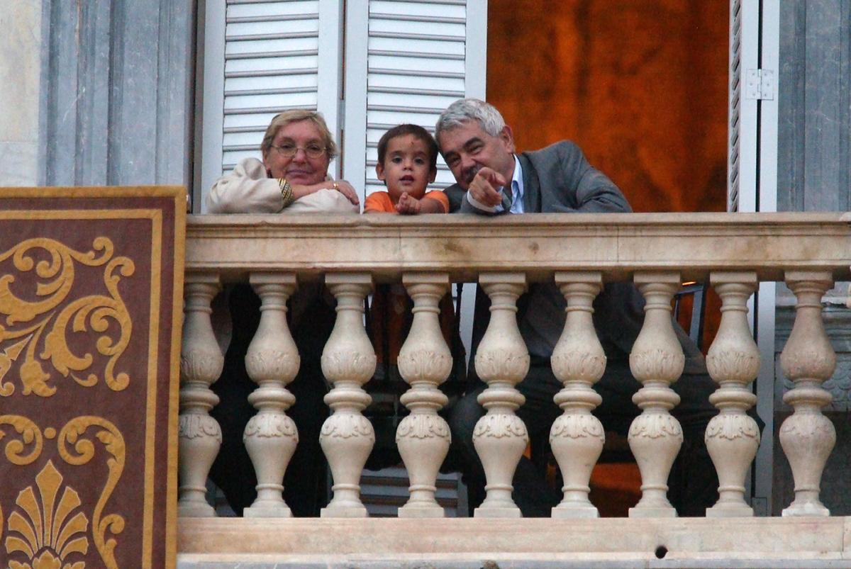 Septiembre de 2004. Pasqual Maragall, ahora presidente de la Generalitat, sigue la Mercè desde Palau junto a su esposa, Diana Garrigosa, y uno de sus nietos