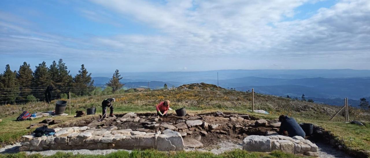 Arriba, traballos durante a escavación. Na toma aérea vese a planta da capela unha vez rematada a intervención, aprécianse os muros remodelados eo primeiro recinto na parte superior da imaxe.Abaixo, reconstrución da ola cerámica e detalles das moedas encontradas.