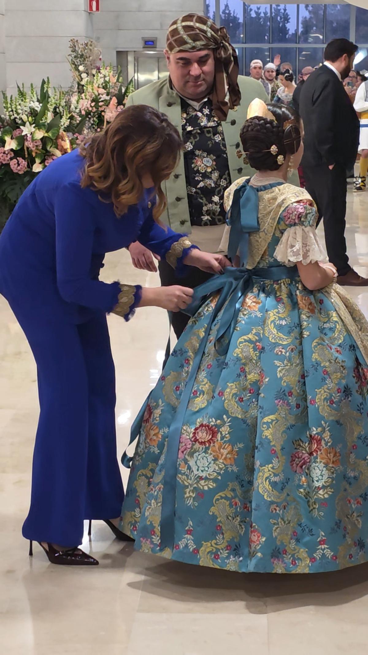 Catalá, arreglando las cintas de Marta Mercader