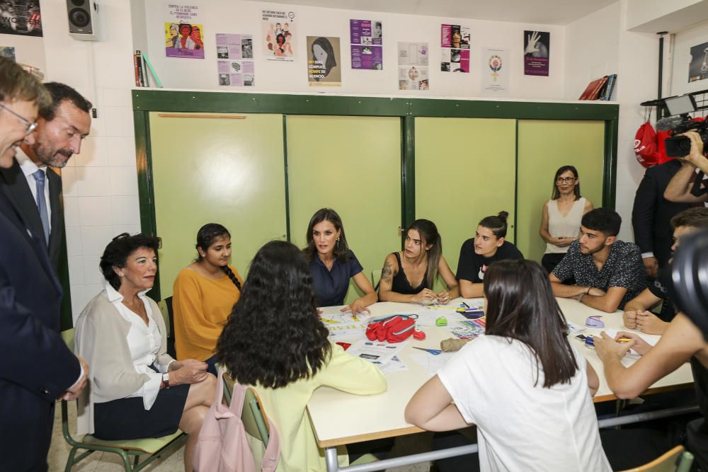 La Reina Letizia visita el IES Severo Ochoa de Elche.