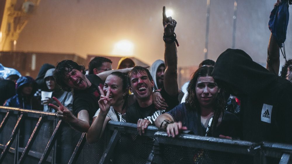 Así se vivió la lluvia la primera noche del festival Festardor, en el Port de Sagunt.