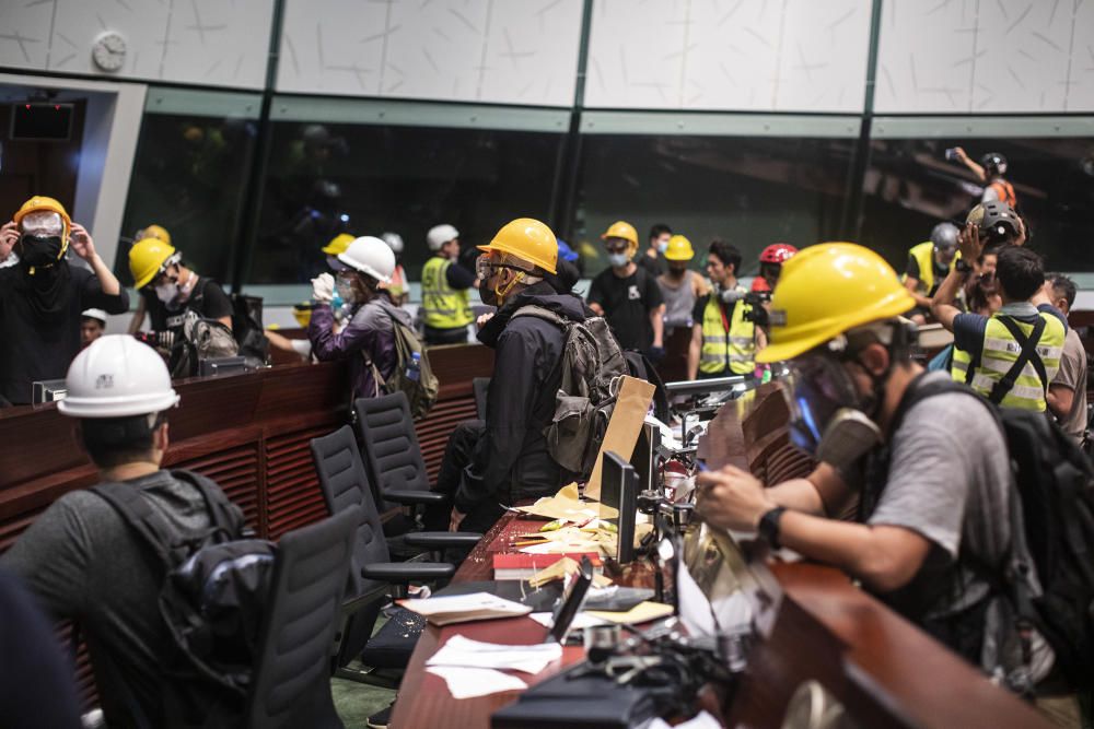 Los hongkoneses entran en el Parlamento.