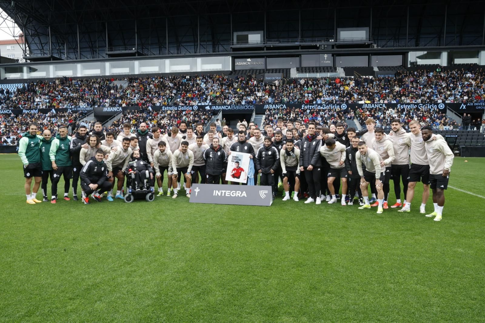 Cientos de aficionados disfrutan del entrenamiento del Celta en Balaídos