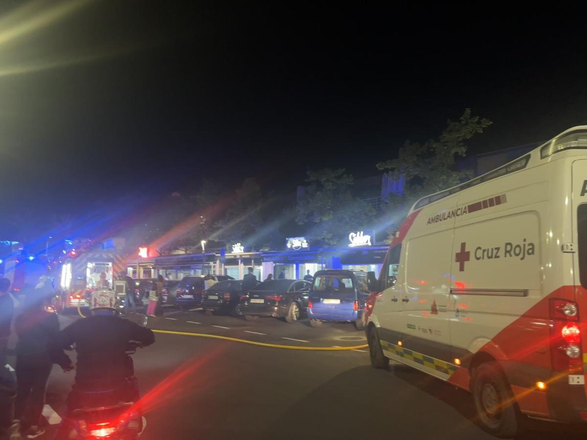 Bomberos, Policía Local y Nacional y Cruz Roja actuando anoche en la Urbanización Guadiana.