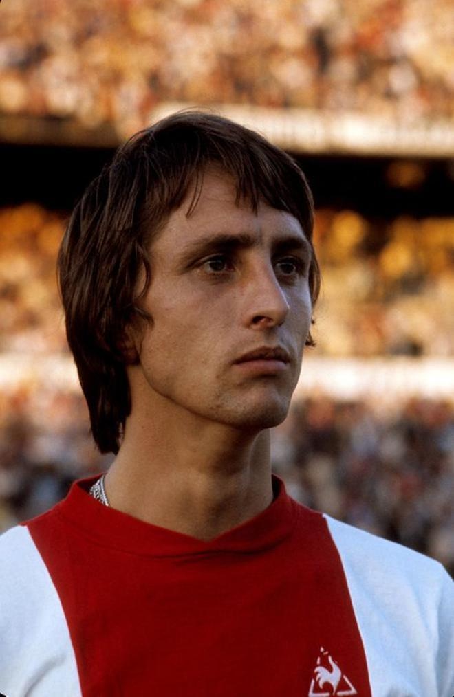 En 1964 debutó con el primer equipo del Ajax en el que militó diez temporadas consiguiendo tres balones de oro (1971, 1973 y 1974)