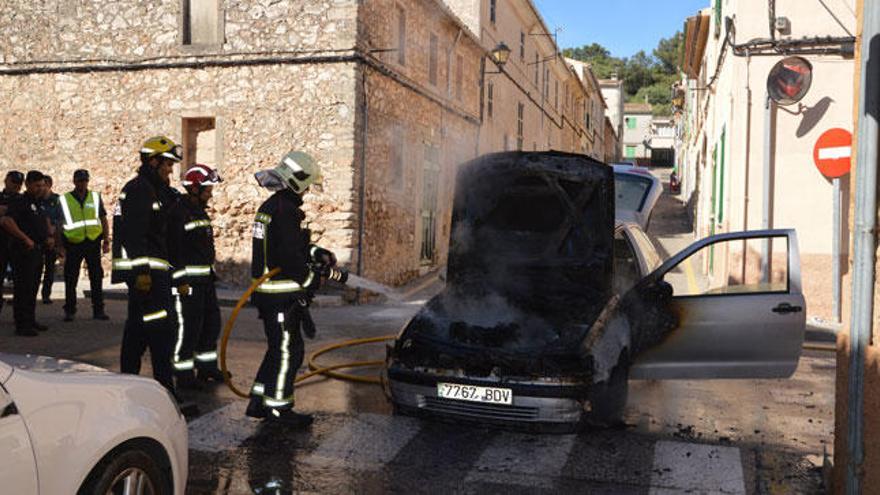 Arde un coche en la carretera de Llucmajor