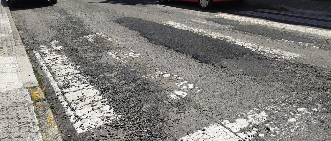 Paso de cebra entre la rúa Irida y la Avenida de Ponteareas.