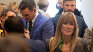 El presidente del Gobierno, Pedro Sánchez y su mujer Begoña Gómez en la presentación de un libro