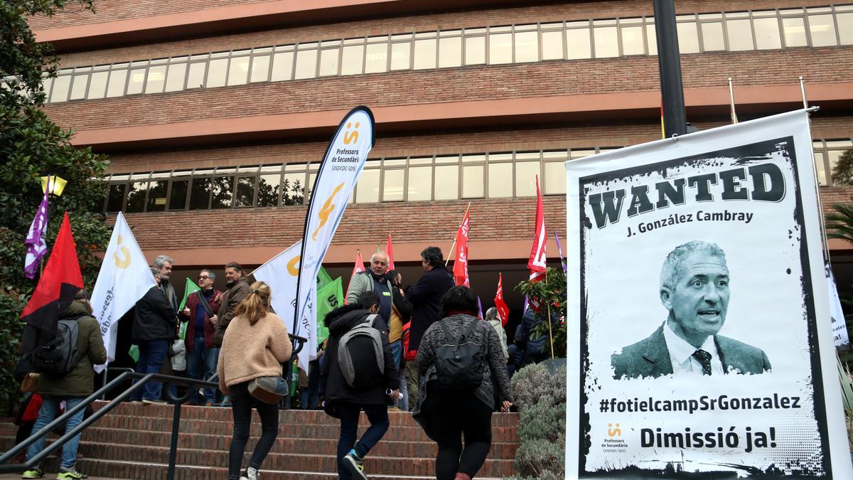 Concentració dels sindicats educatius a les portes del Departament d&#039;Educació, amb una pancarta demanant la dimissió del conseller