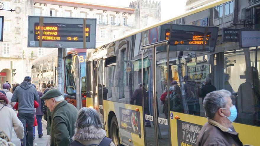 La junta de gobierno local aprobó ayer la licitación y el concurso del nuevo contrato del transporte público de Santiago / JESÚS PRIETO