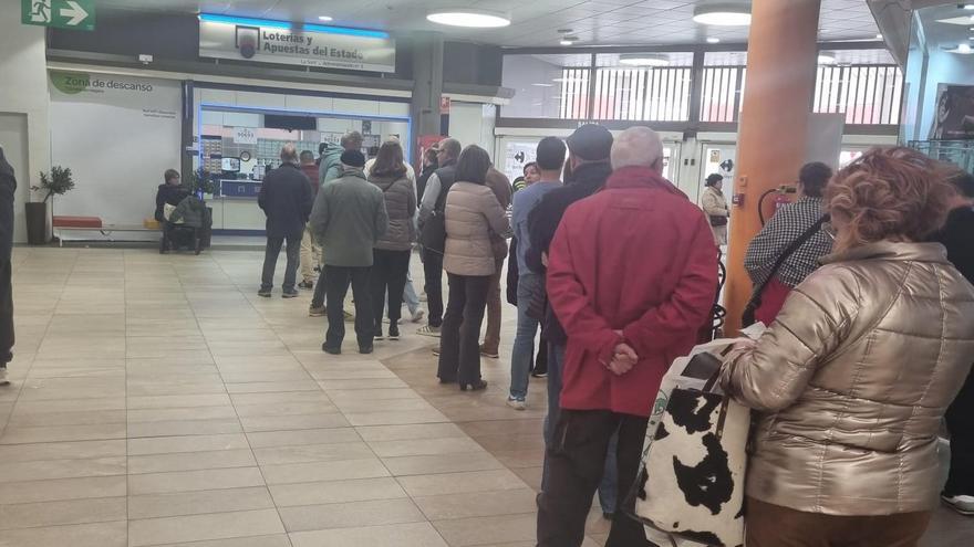Numerosos clientes esperan su turno en la administración La Sort de Alzira, esta mañana.