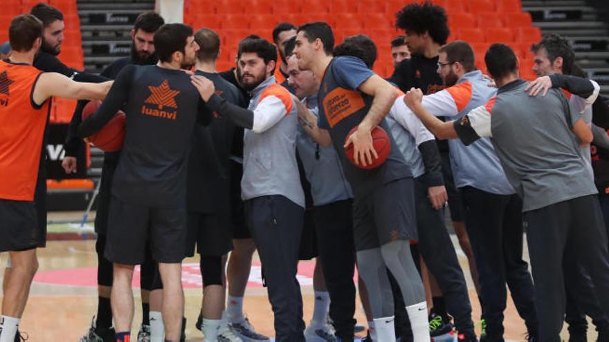 Los jugadores de la primera plantilla, en el entrenamiento de este martes en La Fonteta