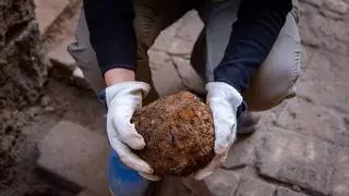 Barcelona descubre balas de cañón y casas bombardeadas durante el asedio de 1714 bajo una calle del Born