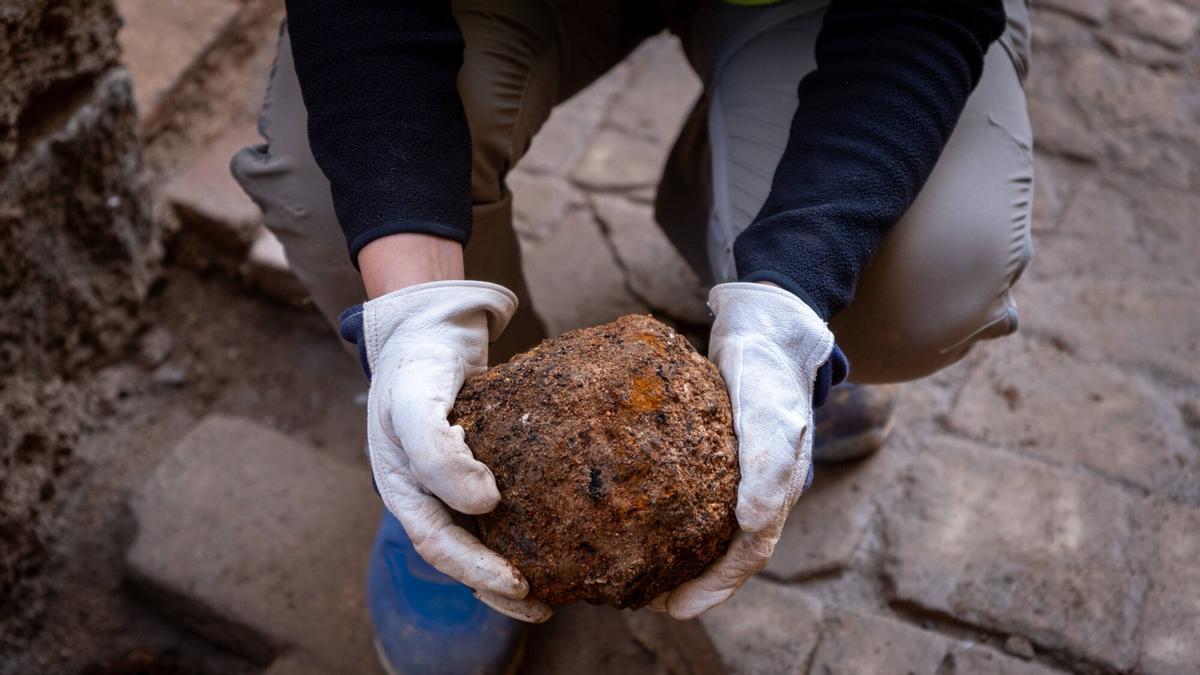 Unas obras de alcantarillado en el centro de Barcelona revelan restos arqueológicos del asedio de 1714