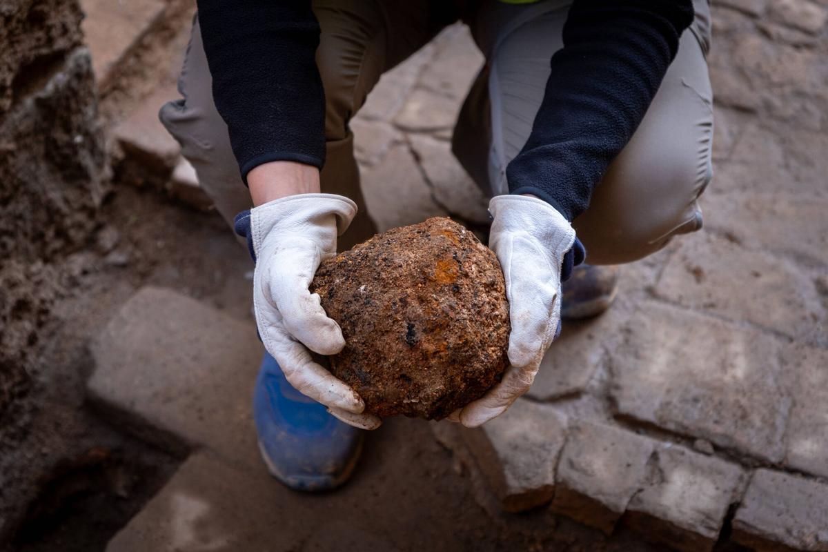 Barcelona descobreix bales de canó i cases bombardejades durant el setge de 1714 sota un carrer del Born