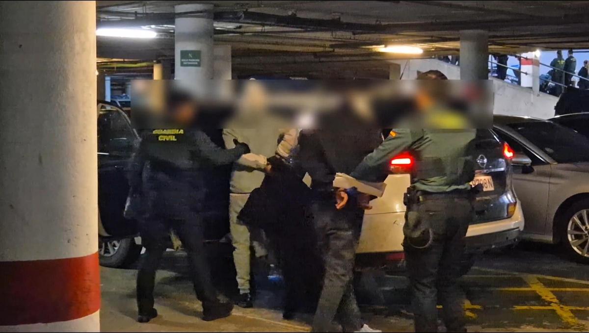 Agentes de la Guardia Civil llevan detenidos a los dos jóvenes por numerosos robos en Mallorca.