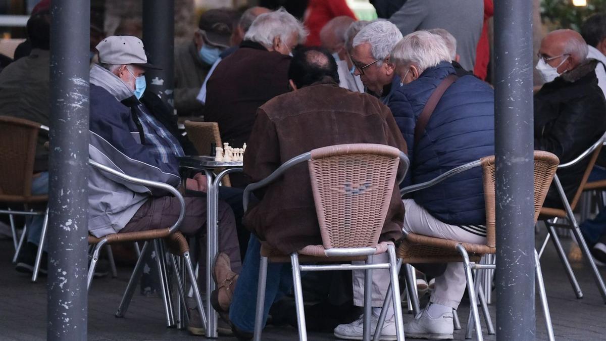 Ciudadanos en una terraza en la capital grancanaria, algunos con mascarilla y otros no.