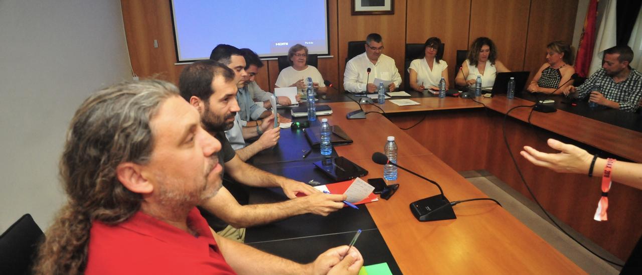 Enrique Oubiña, en primer término, en un pleno; al fondo, David Castro