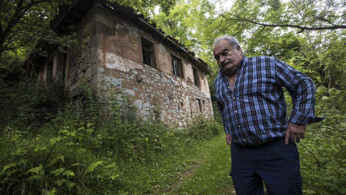 Canor ante la casa donde vivió con su familia desde los años 50 a los 70. 