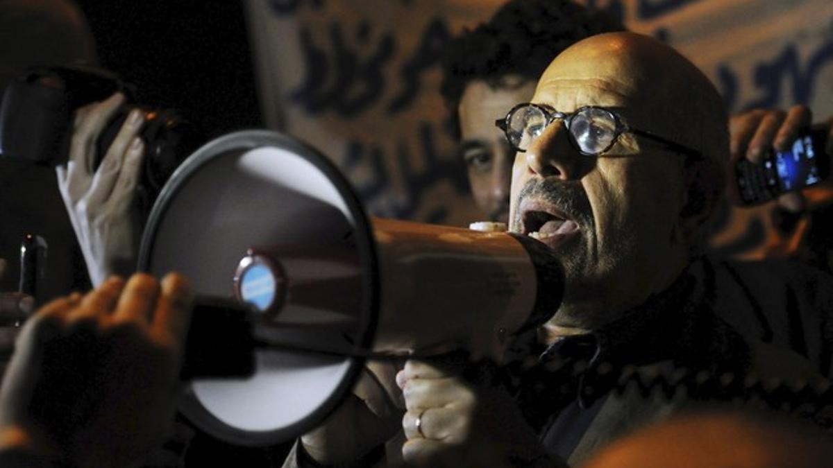 Mohamed El Baradei, en El Cairo, con los manifestantes.