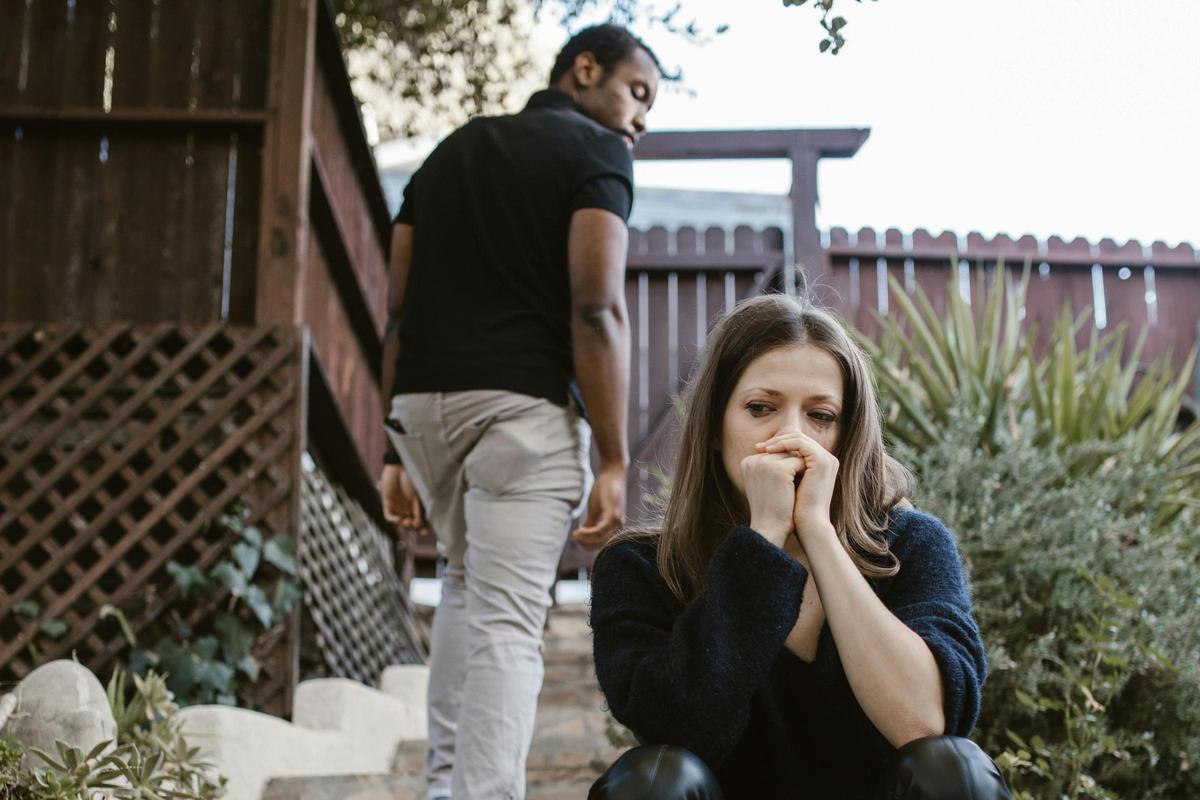 Una mujer angustiada tras discutir con su pareja