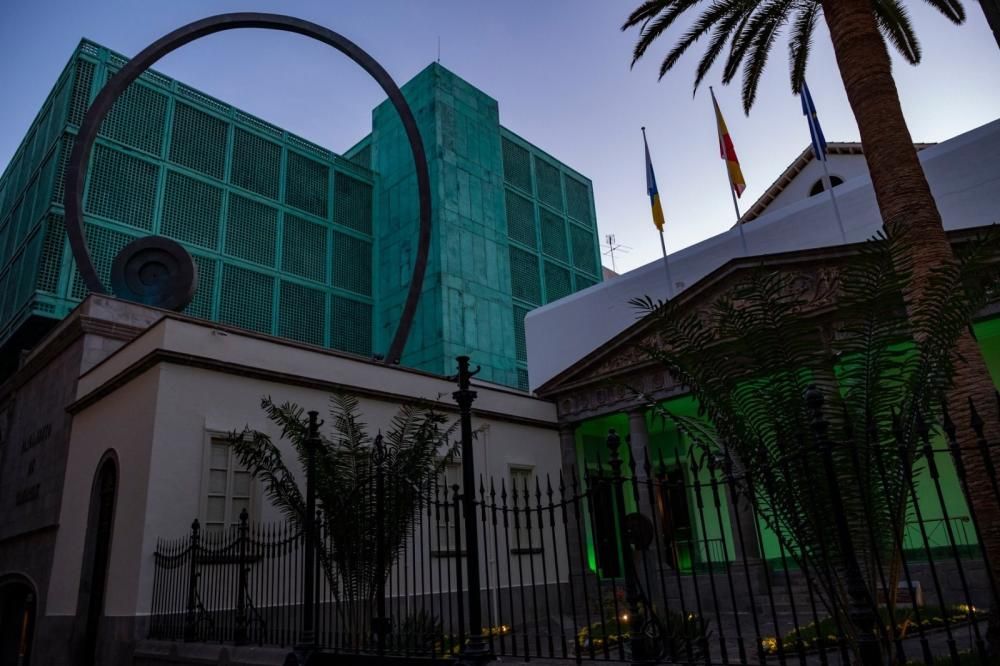 El Parlamento de Canarias se ilumina de verde por las víctimas