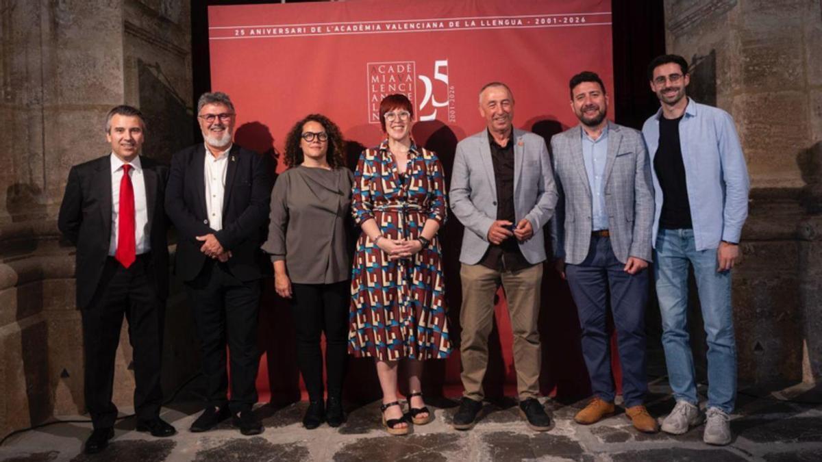 La representante de Gandia, tercera por la izquierda, en el acto de la AVL