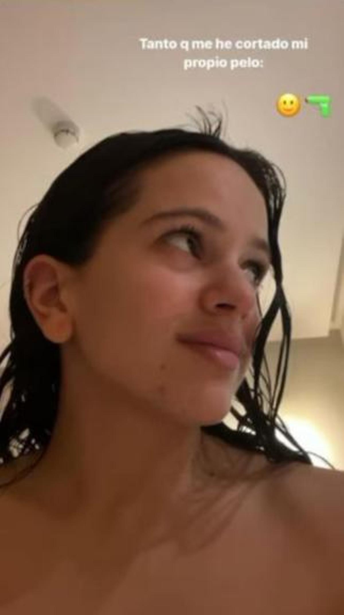 Rosalía se corta el pelo durante un show en A Coruña