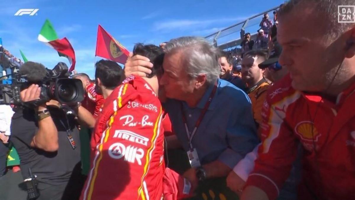 Carlos Sainz sénior abraza a su hijo tras su triunfo en Australia
