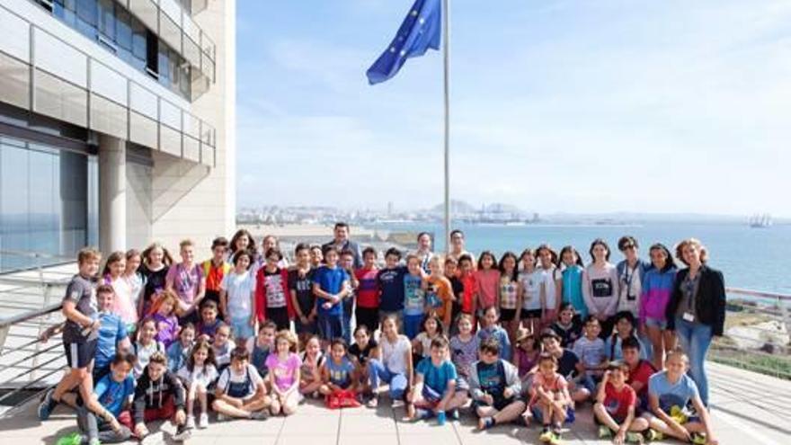 Alumnos del CEIP La Vallverda de Elche durante la visita que han realizado a las instalaciones de la EUIPO y que les ha permitido conocer las funciones que lleva a cabo.