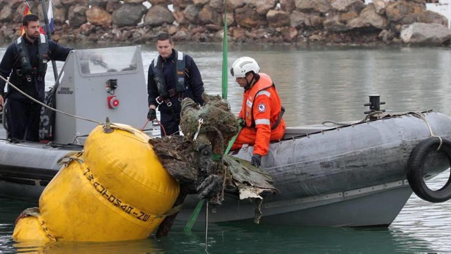 Los buceadores de la Armada empezaron ayer los trabajos para sacar del fondo del Mar Menor los restos del barco Manitou Enterprise.