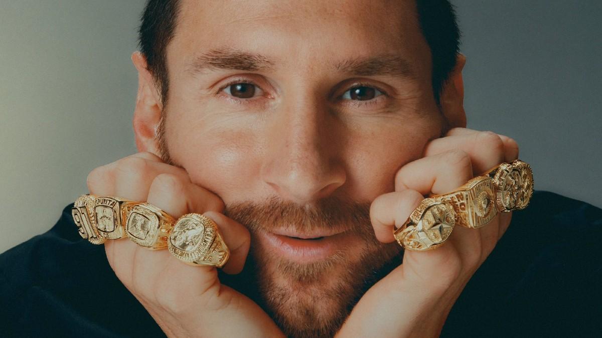 Leo Messi recibe y se coloca los ocho anillos de Adidas en homenaje a los logros