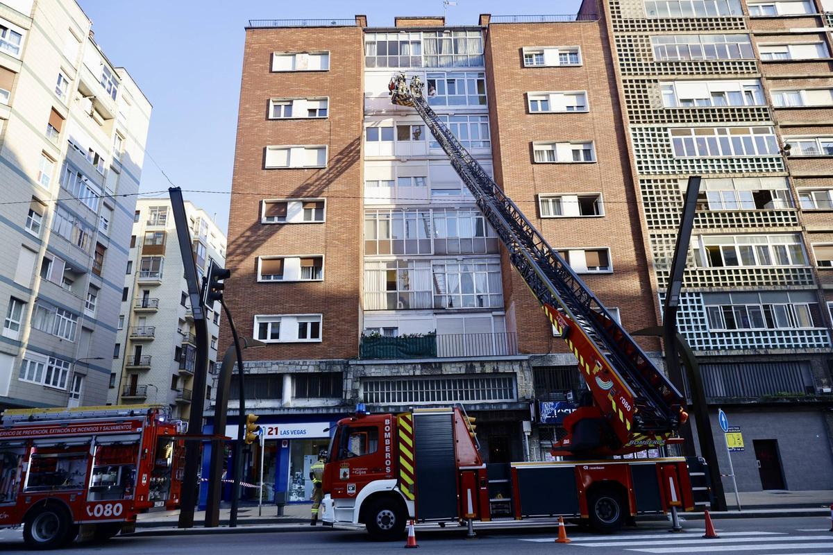 Bomberos durante una intervención en Gijón, en una imagen de archivo.