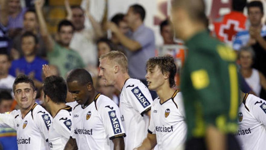 Los jugadores del Valencia celebran su segundo gol ante el Barça.