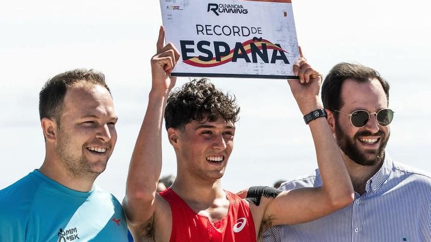 Cabanilles, con el cartel del récord, entre el edil de Deportes de Oliva y el gerente de Oliva Nova