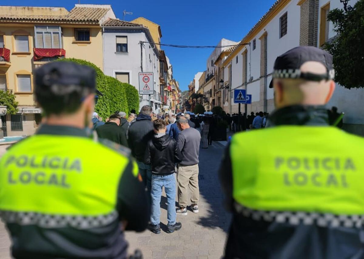 La Policía Local de Cabra vigila el buen desarrollo de una procesión en la localidad.