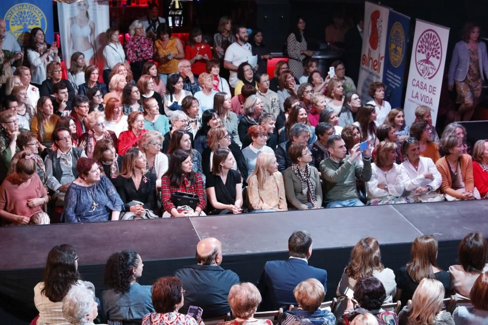 Desfile de mujeres de la Casa de la Vida en Gijón