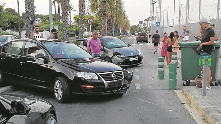 Aparatosa colisión con dos heridos en el Grao