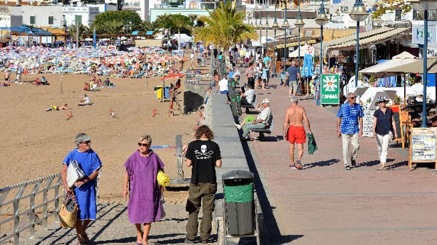 Mogán retranquea las terrazas para ganar espacio en el paseo marítimo