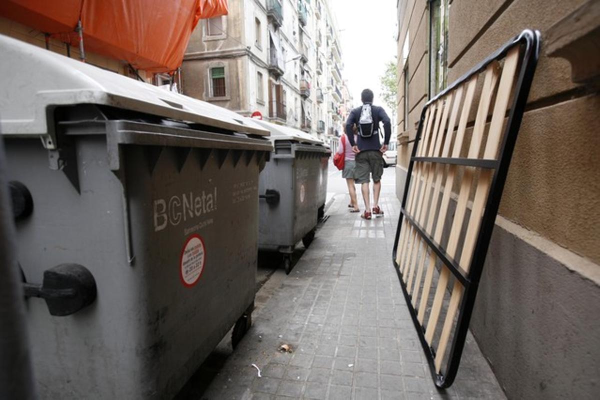 Un contenidor, al carrer de Baluard de la Barceloneta.