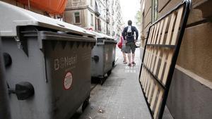 Un contenidor, al carrer de Baluard de la Barceloneta.