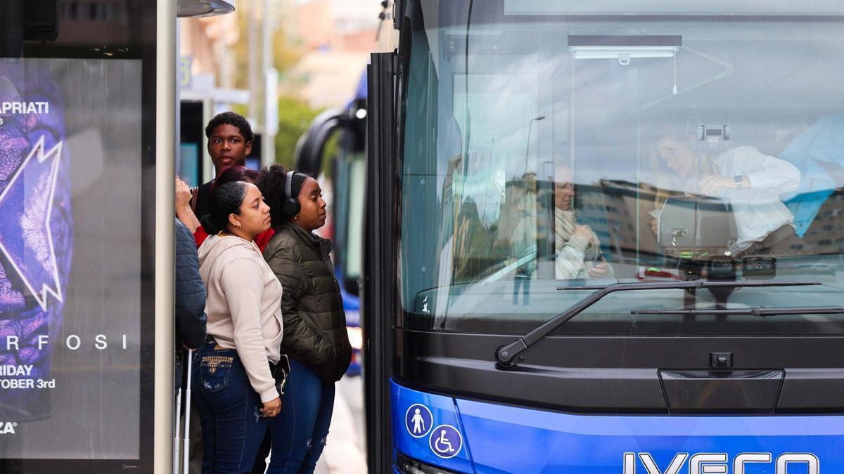 Pasajeros subiendo a un autobús.