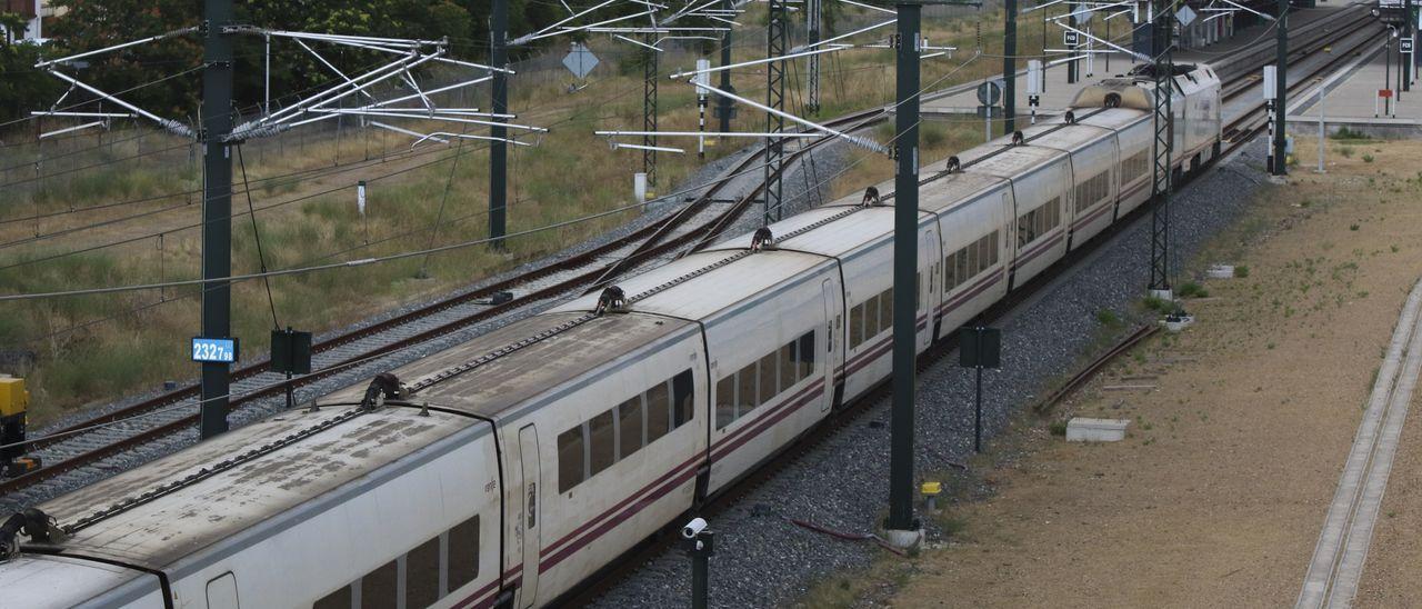 Un tren Alvia saliendo de la estación de ferrocarril de Zamora.