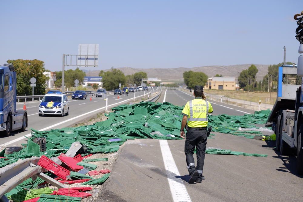 El vehículo transportaba cajas de plástico que han quedado esparcidas por el firme