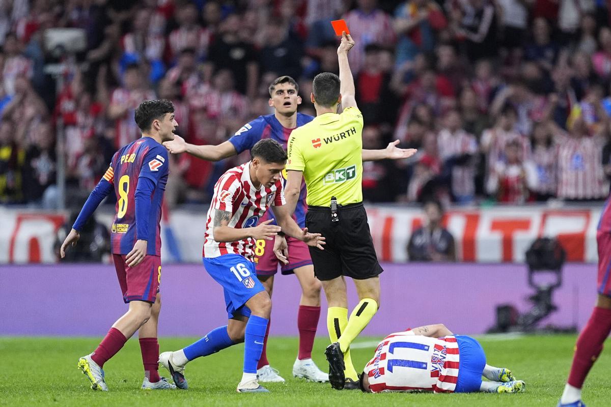 Gerard Martín recibió una tarjeta roja que posteriormente fue anulada por el VAR
