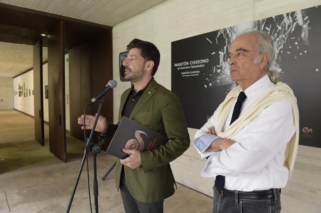 La exposición de fotografías "El herrero fabulador", realizada por el artista Alejandro Togores, retrata la evolución del trabajo en las últimas décadas de Martín Chirino