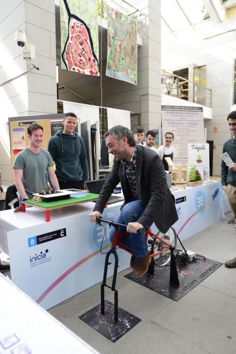 Estudiantes de ciclos formativos presentan sus proyectos de emprendimiento en el Fórum. Apuestan por el medio ambiente, el reciclaje y las nuevas tecnologías.