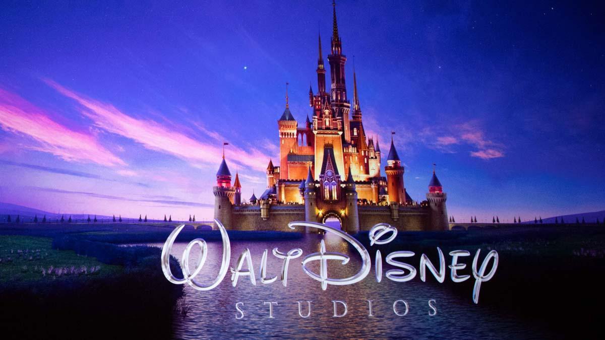 El logo de Walt Disney Studios, proyectado en una pantalla durante una presentación de la compañía en Las Vegas