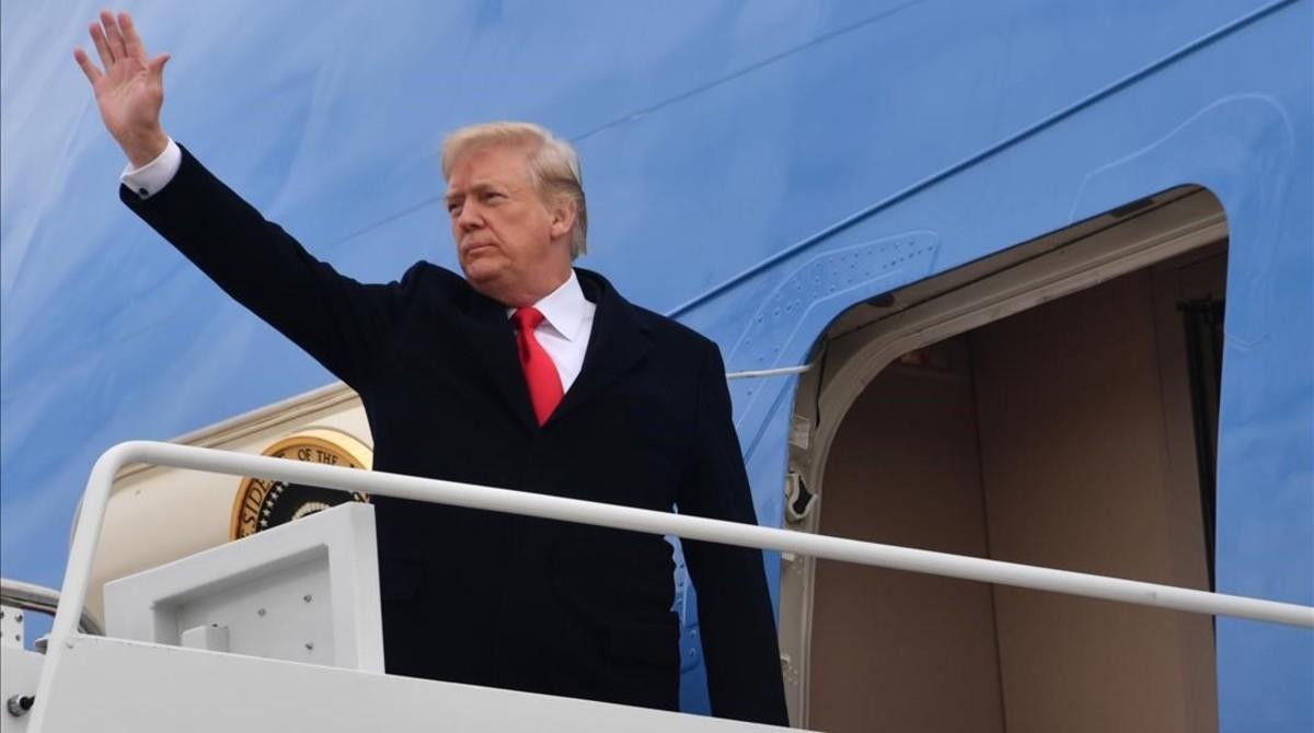 zentauroepp41396456 us president donald j  trump waves before boarding airforce 180103091823