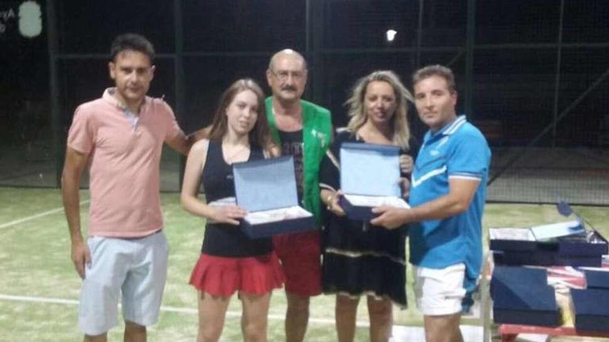 Entrega de trofeos del torneo de pádel